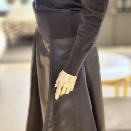 라운드넥큐빅장식 니트티셔츠