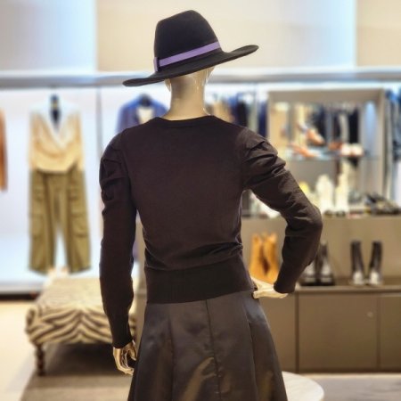 라운드넥큐빅장식 니트티셔츠