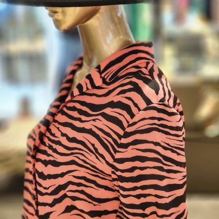 지브라 카라넥크롭블라우스