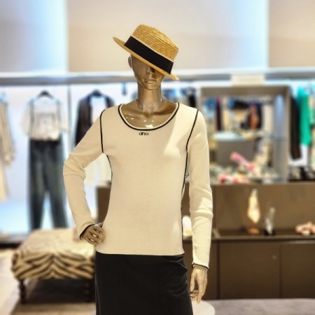 라운드넥 아크릴니트