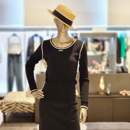 라운드넥 아크릴니트