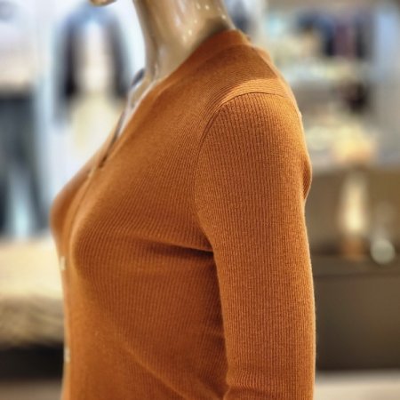 A로고 브이넥니트