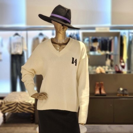 울혼방 로고패치 브이넥 긴팔 니트