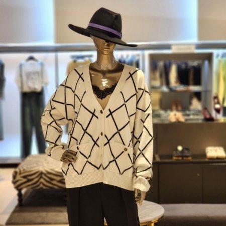 로고금장장식 다이아패턴 브이넥 가디건