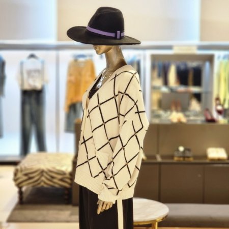 로고금장장식 다이아패턴 브이넥 가디건