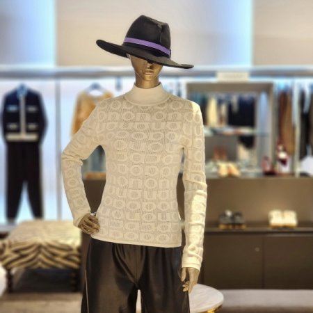 로고패턴 터틀넥 긴팔 니트