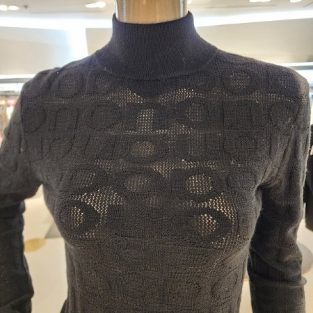 로고패턴 터틀넥 긴팔 니트