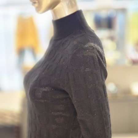 로고패턴 터틀넥 긴팔 니트