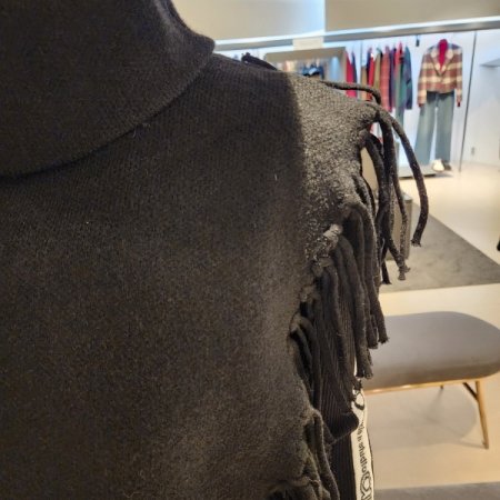 테슬장식 터틀넥 니트베스트