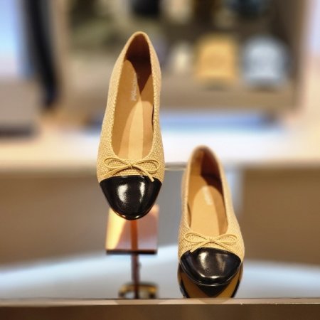 앞코 절개선 리본장식 플랫 펌프스