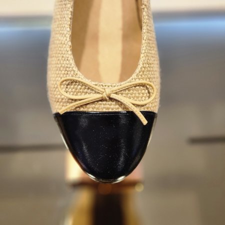 앞코 절개선 리본장식 플랫 펌프스