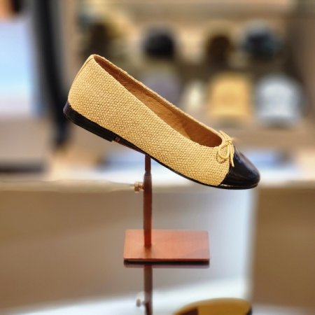 앞코 절개선 리본장식 플랫 펌프스