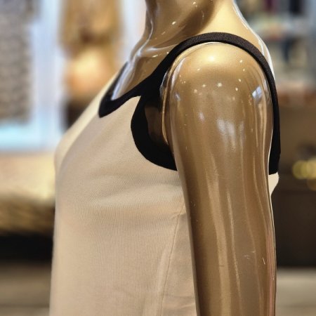 컬러라인 배색 민소매 니트