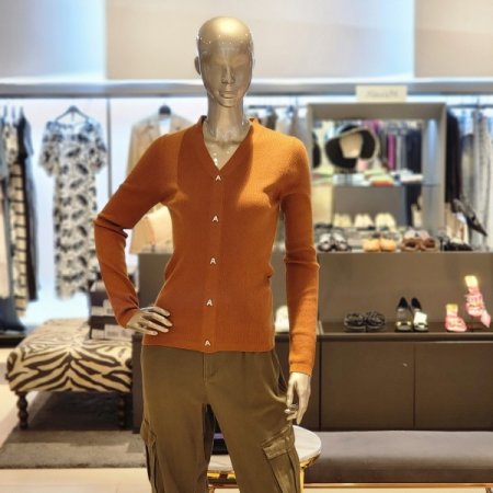 큐빅단추 브이넥 긴팔 니트