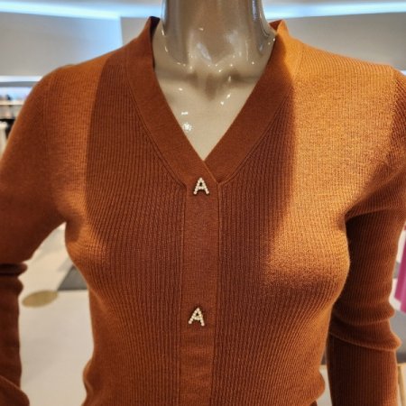 큐빅단추 브이넥 긴팔 니트