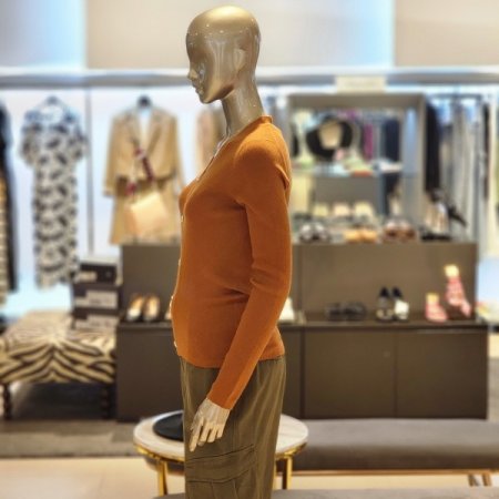 큐빅단추 브이넥 긴팔 니트