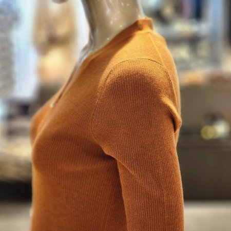 큐빅단추 브이넥 긴팔 니트