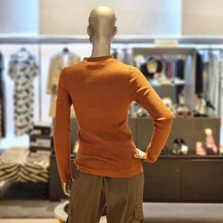 큐빅단추 브이넥 긴팔 니트