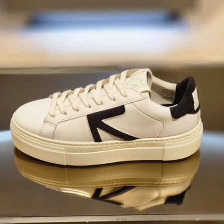 엠보 에로우 소가죽 경량 스니커즈