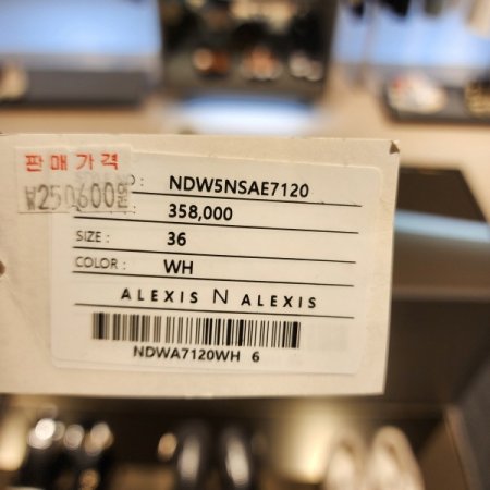 엠보 에로우 미드탑 경량 가죽스니커즈