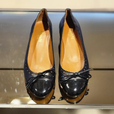 펀칭 디테일 리본 라운드토 펌프스