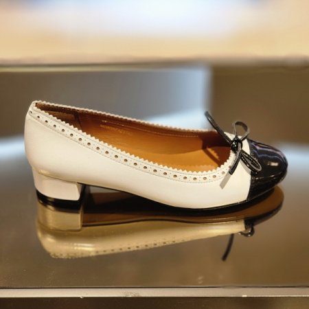 펀칭 디테일 리본 라운드토 펌프스