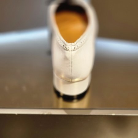 펀칭 디테일 리본 라운드토 펌프스