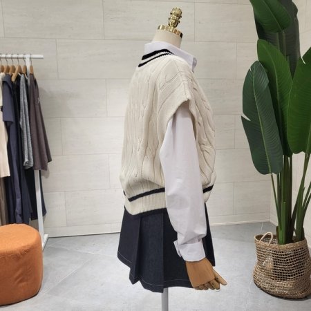 케이블 배색 니트조끼