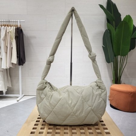 누빔 패딩 크로스백