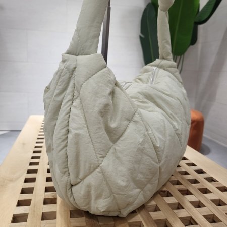 누빔 패딩 크로스백