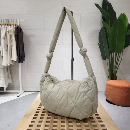 누빔 패딩 크로스백