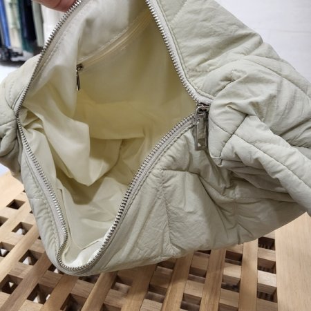 누빔 패딩 크로스백