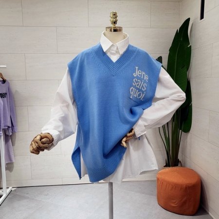 루즈핏 옆트임 레터링조끼