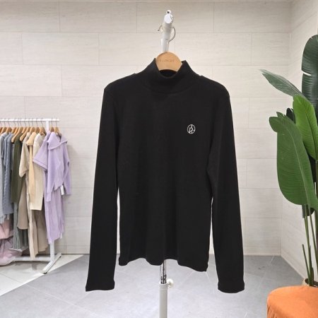 텐션 자수 라인목폴라티셔츠