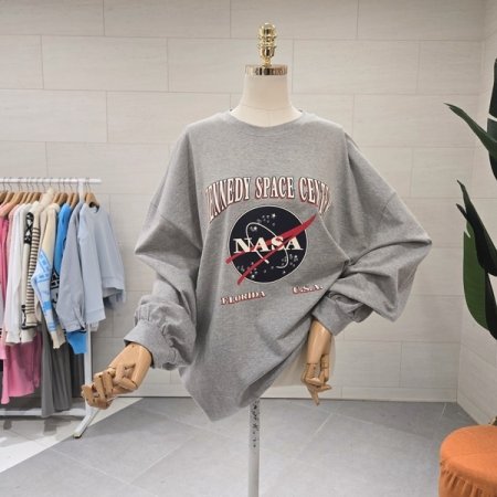 루즈핏 스페이스 긴팔티셔츠