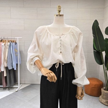 셔링 넥 볼륨 블라우스