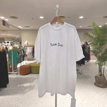 절개 뉴데이 자수 티셔츠