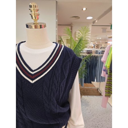 포인트 브이넥 배색꽈조끼