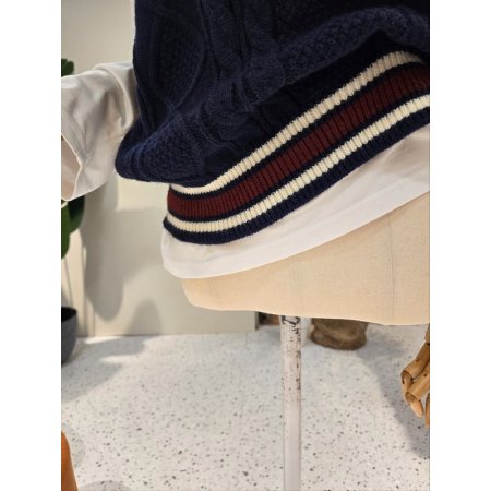 포인트 브이넥 배색꽈조끼