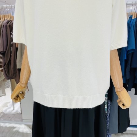 브이넥 단추 반팔 니트