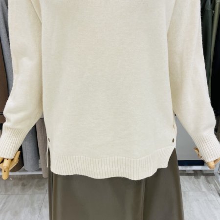 양 사선 단추 반목 니트