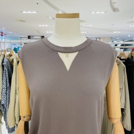 S브로치 민소매 니트