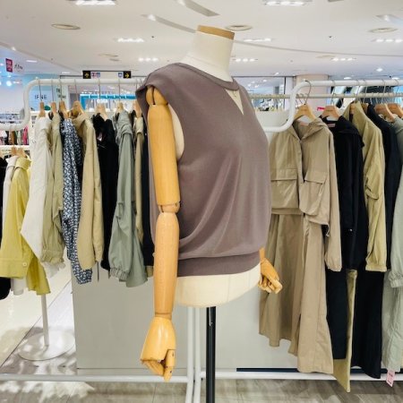 S브로치 민소매 니트