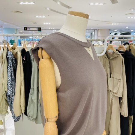 S브로치 민소매 니트