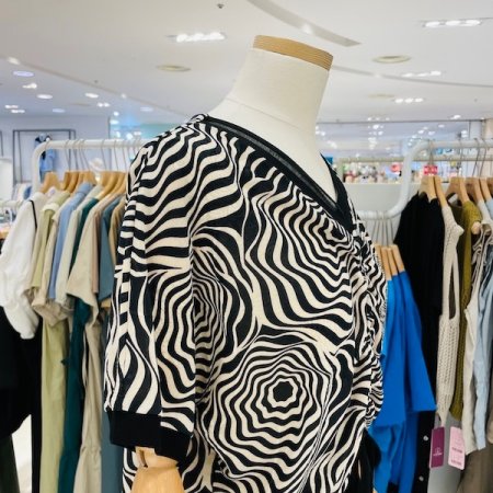 지브라 핫픽스 셔링 브이넥 블라우스