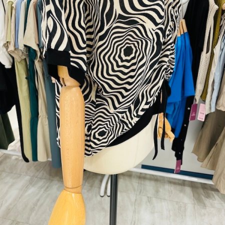 지브라 핫픽스 셔링 브이넥 블라우스