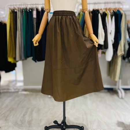 절개 플레어 레더 스커트