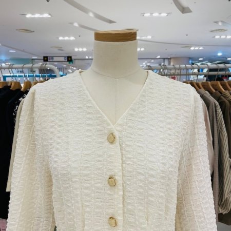 스퀘어 볼록 버튼 브이넥 블라우스