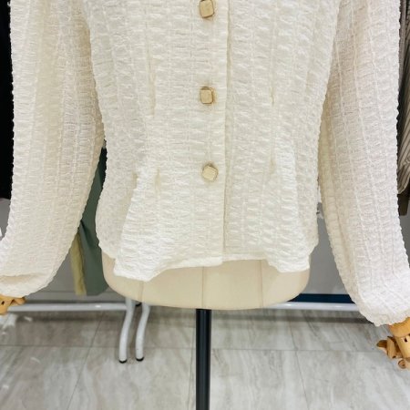 스퀘어 볼록 버튼 브이넥 블라우스