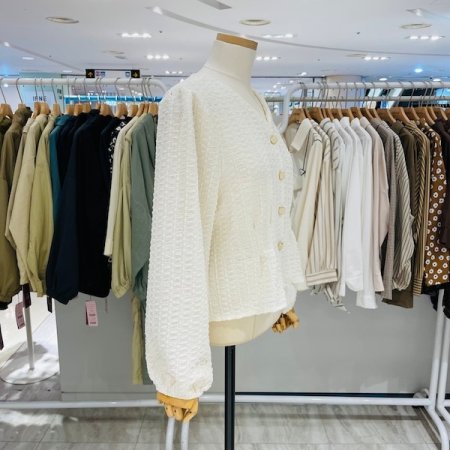 스퀘어 볼록 버튼 브이넥 블라우스